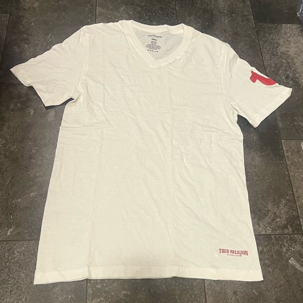 Sara* New! True Religion White V-neck T-Shirt with Red Metallic Horseshoe - Picture 2 of 5